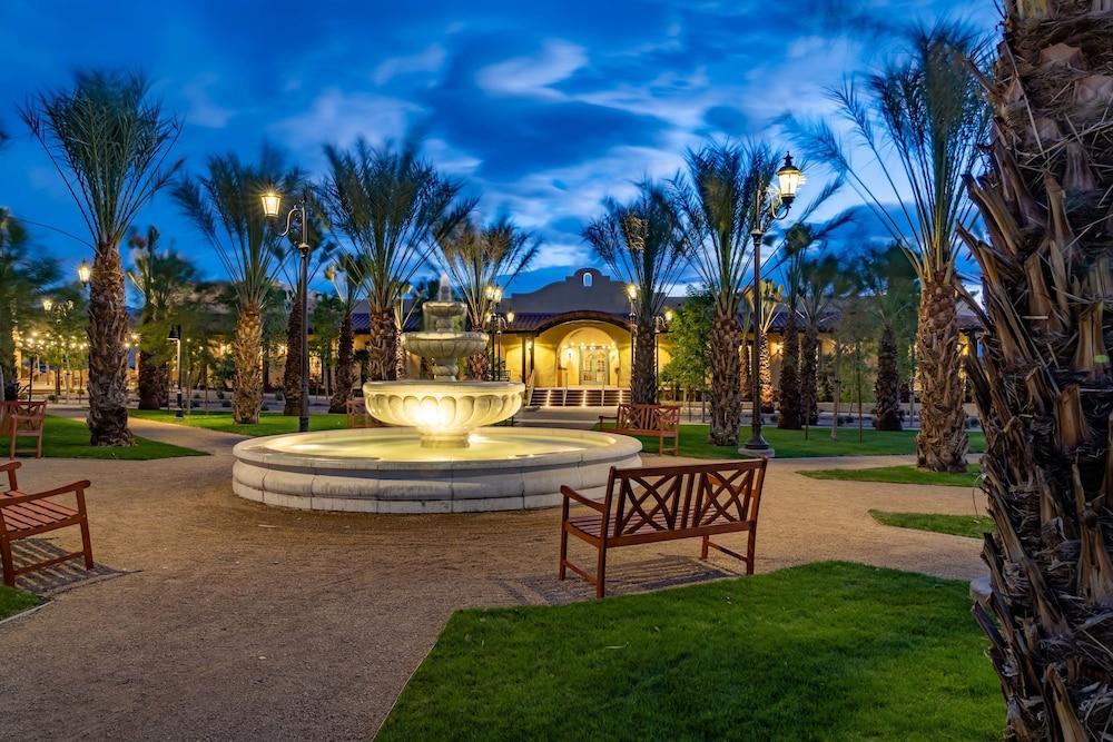 The Inn At Indian Village מראה חיצוני תמונה Fountain at the Village at Mountain Shadows