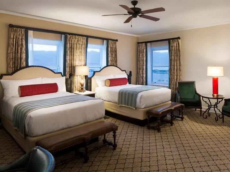 The Inn At Indian Village מראה חיצוני תמונה A guest room at the Omni Shoreham Hotel
