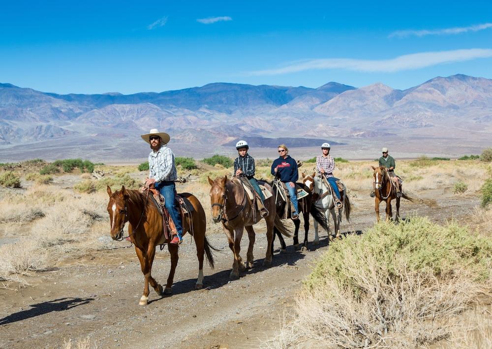 The Inn At Indian Village מראה חיצוני תמונה Horseback riders on the Old Spanish Trail