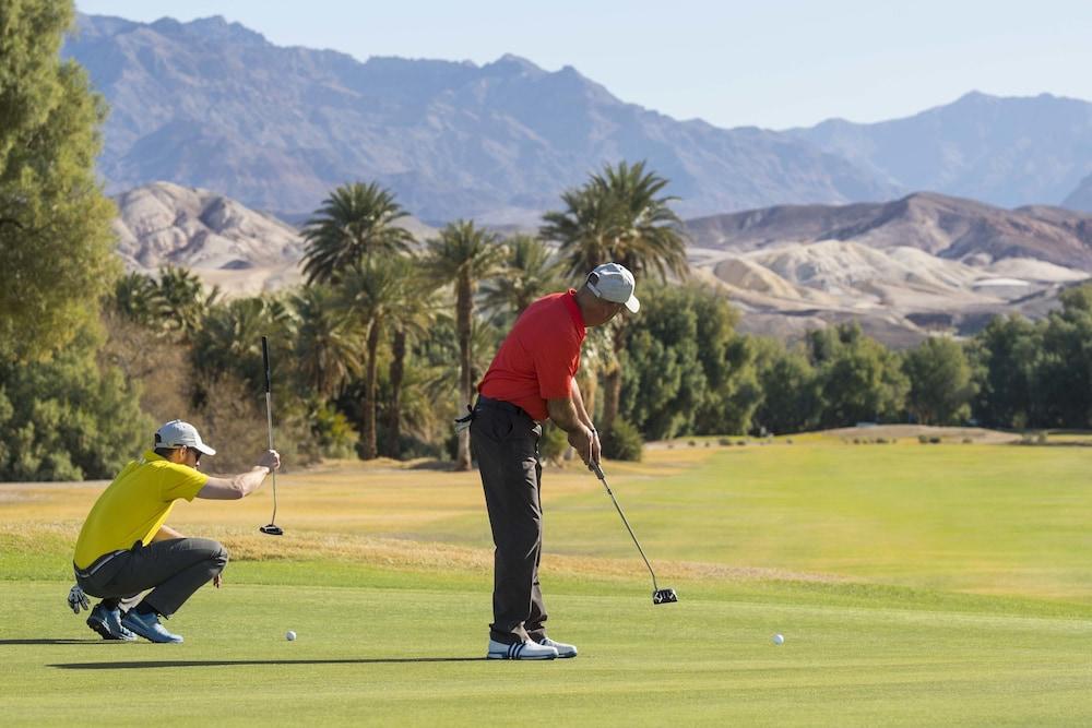 The Inn At Indian Village מראה חיצוני תמונה Golfers at the 2011 Waste Management Phoenix Open