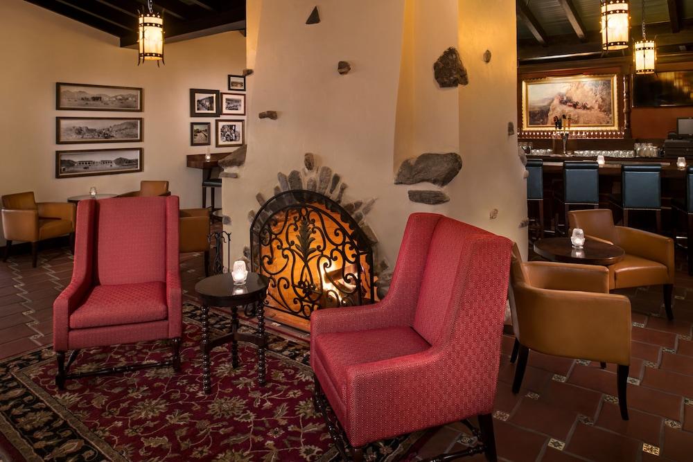The Inn At Indian Village מראה חיצוני תמונה The lobby at the Hotel Santa Fe